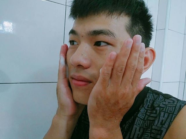 IMO海藻潔顏慕斯很溫和也沒有刺激性，因此就算臉上有剛處理的痘疤也可以放心的清洗。